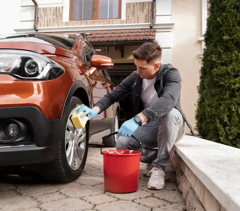 Lavage auto à domicile Bretagne-de-Marsan : professionnel intervenant sur un véhicule